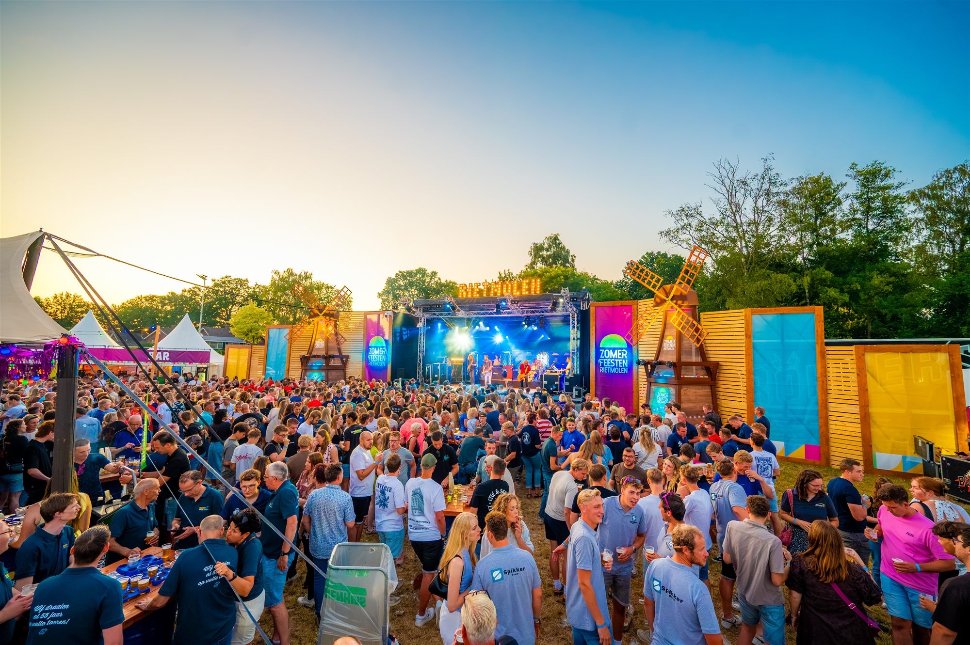 Zomerfeesten Rietmolen, hoofdpodium bij zonsondergang