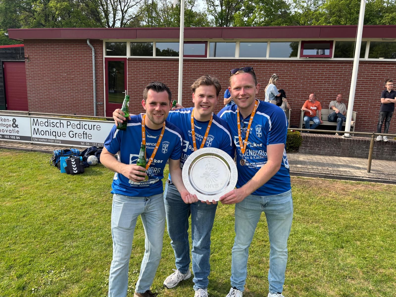 Maurice met vrienden en de kampioensschaal