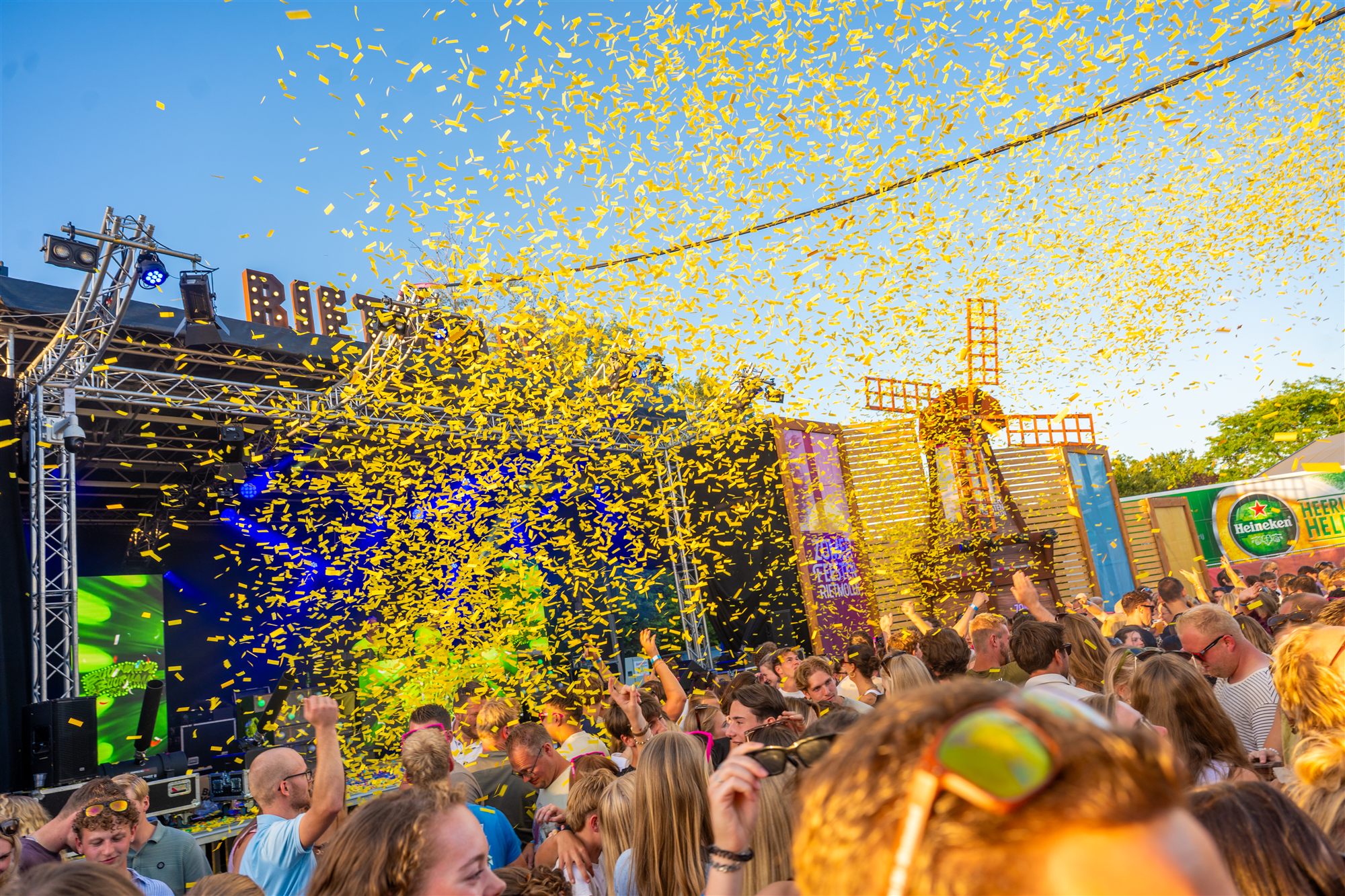 Confetti boven het publiek bij Zomerfeesten Rietmolen