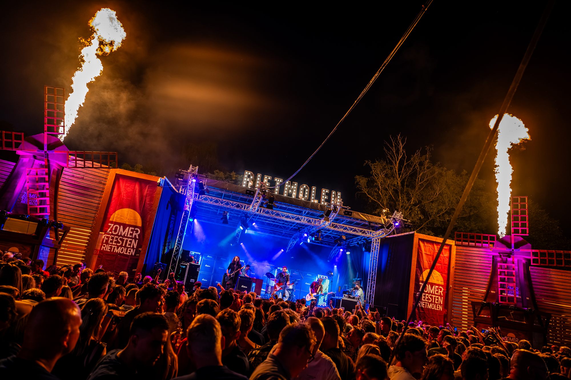 De huisstijl van Zomerfeesten Rietmolen in actie op het podium