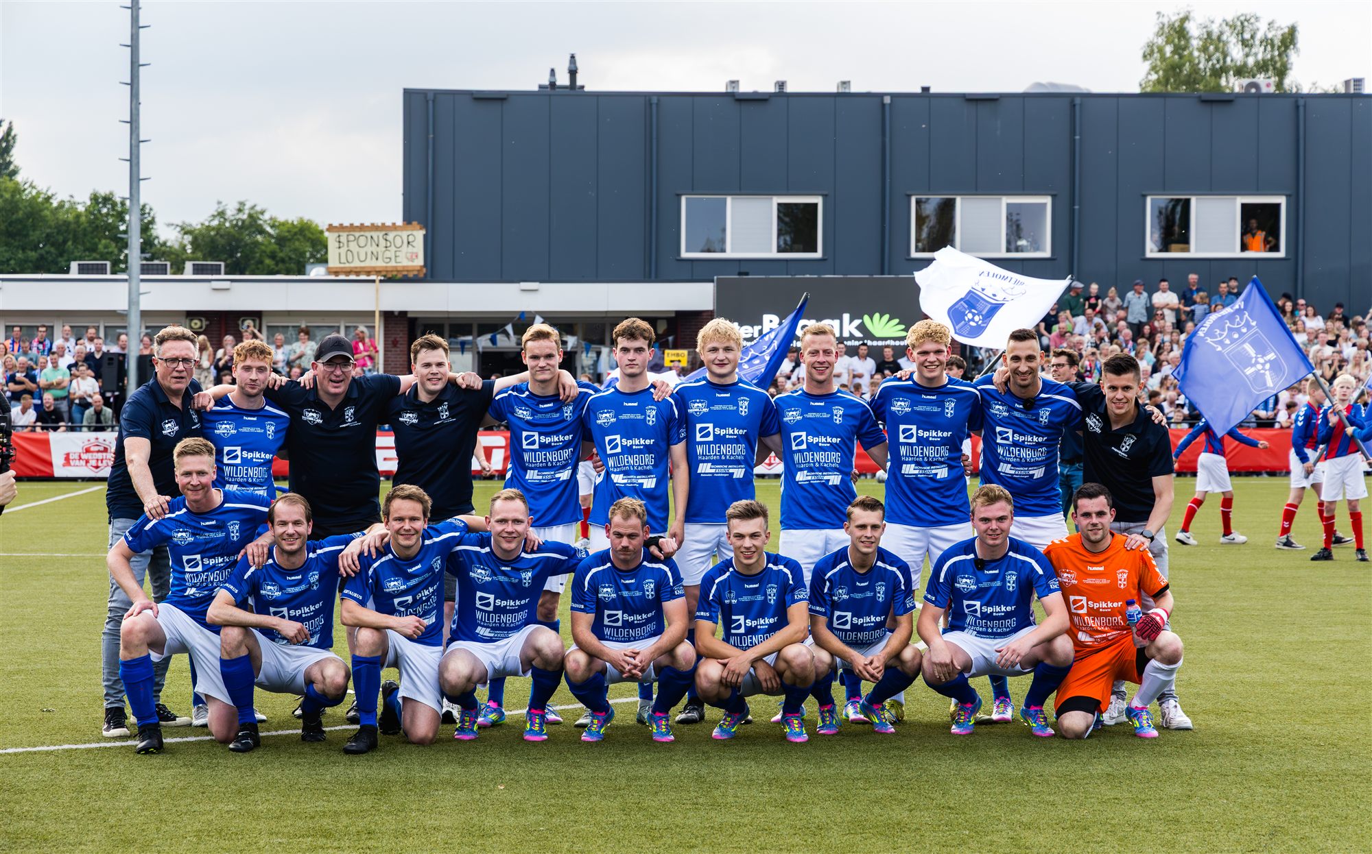 VV Rietmolen teamfoto met vlaggen en publiek
