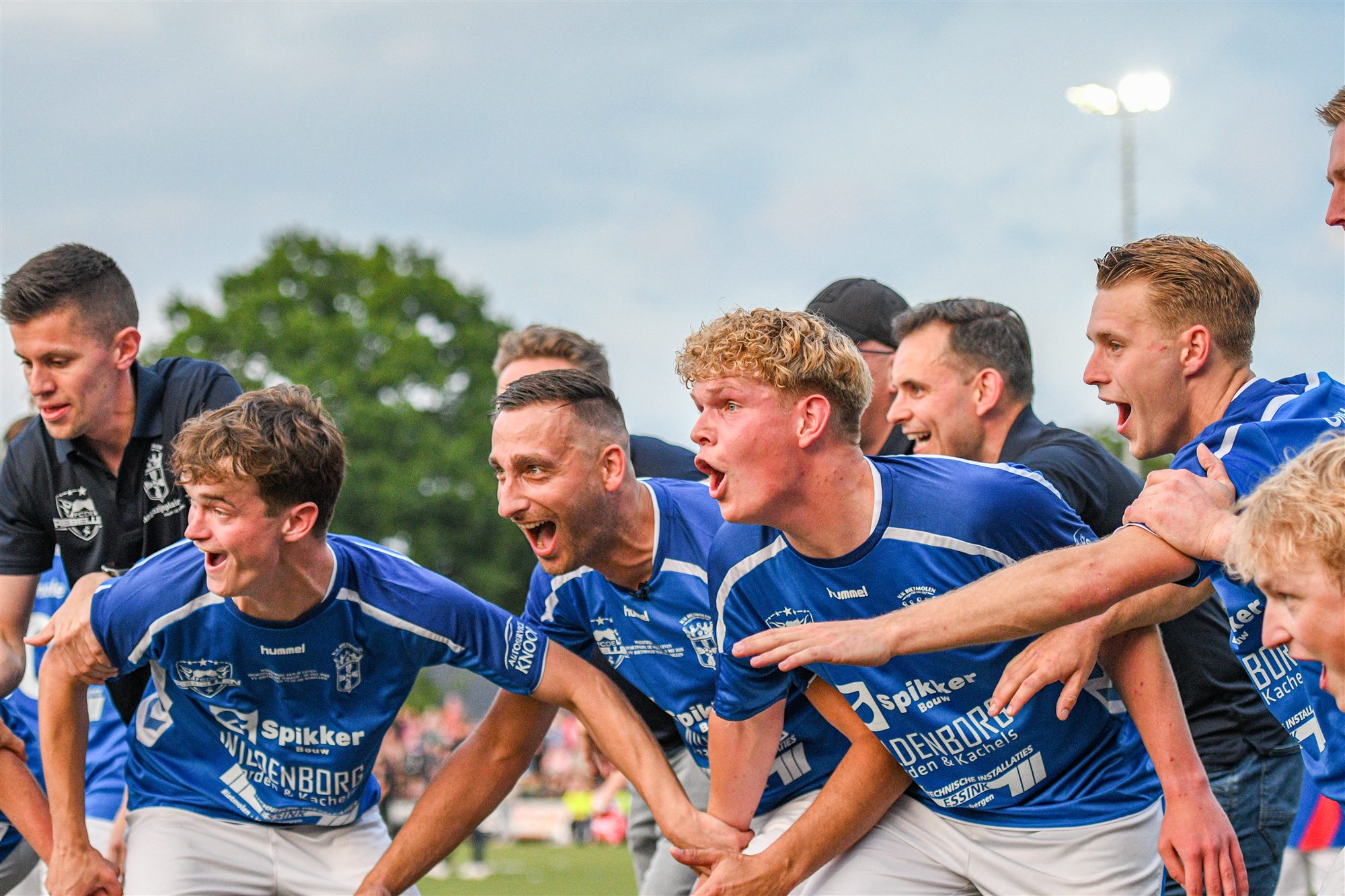 Spelers van VV Rietmolen vieren feest