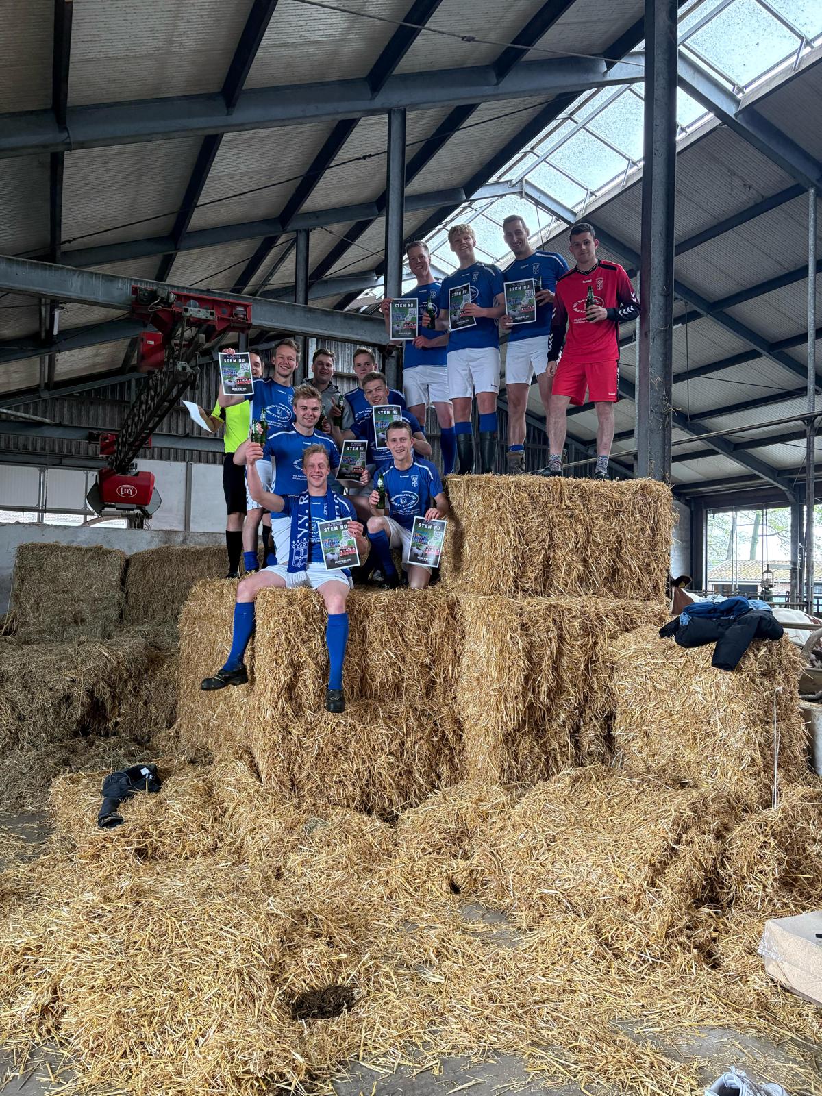 Het team in de schuur met STEM NU-posters