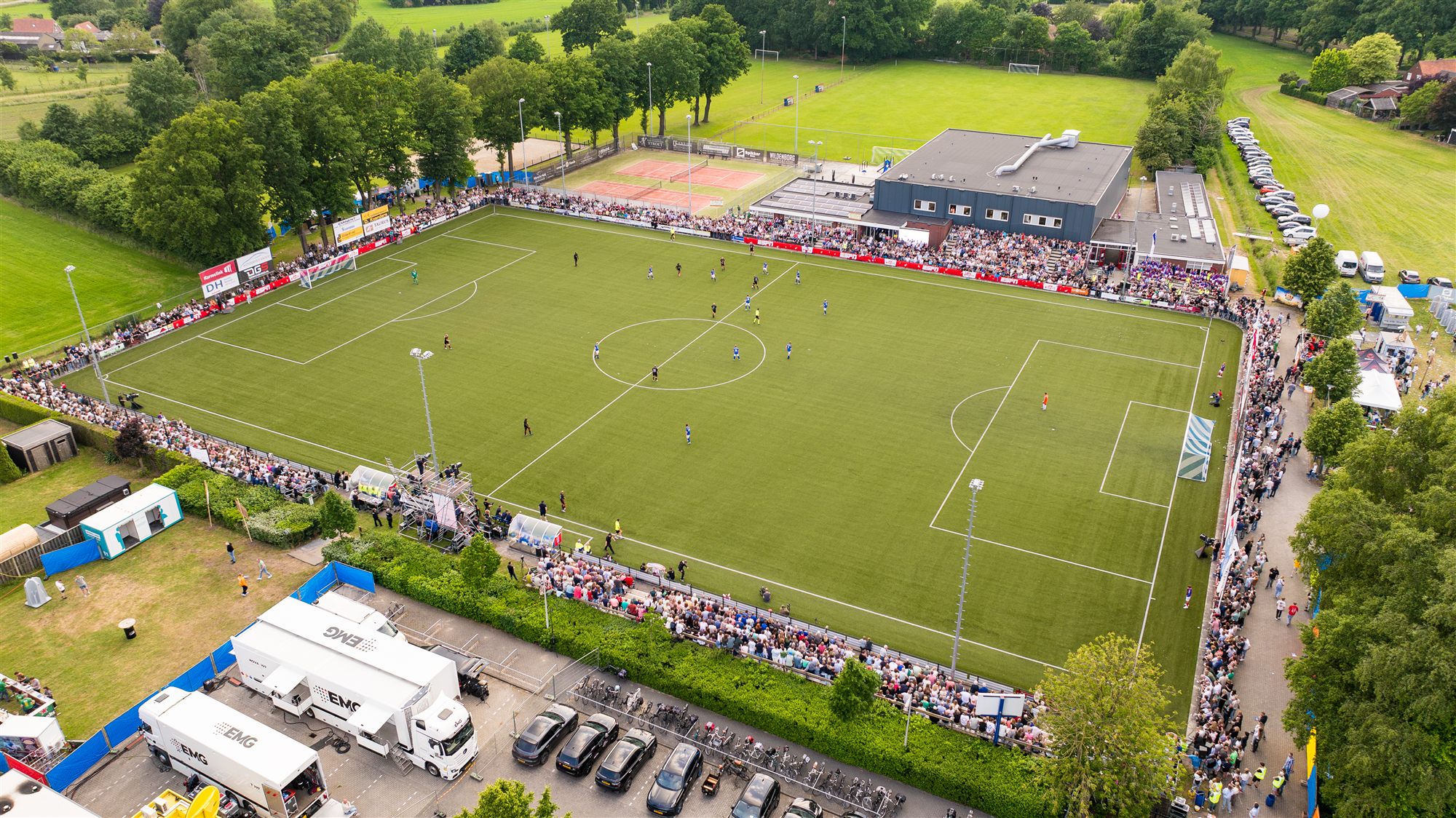 Luchtfoto van het sportpark tijdens de wedstrijd, met ESPN-uitzendwagens